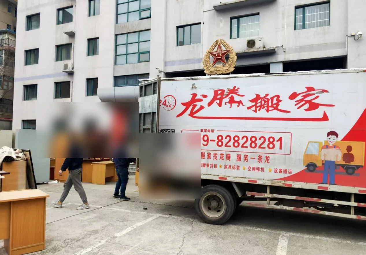 停靠在路边的龙腾搬家品牌货车