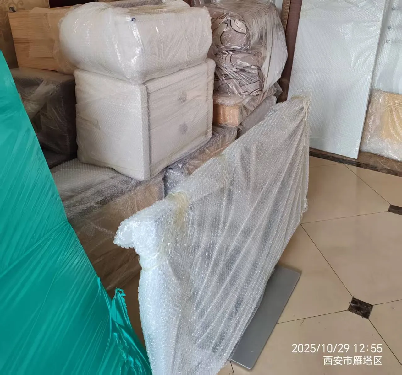 家具拆装后使用气泡膜包裹防护