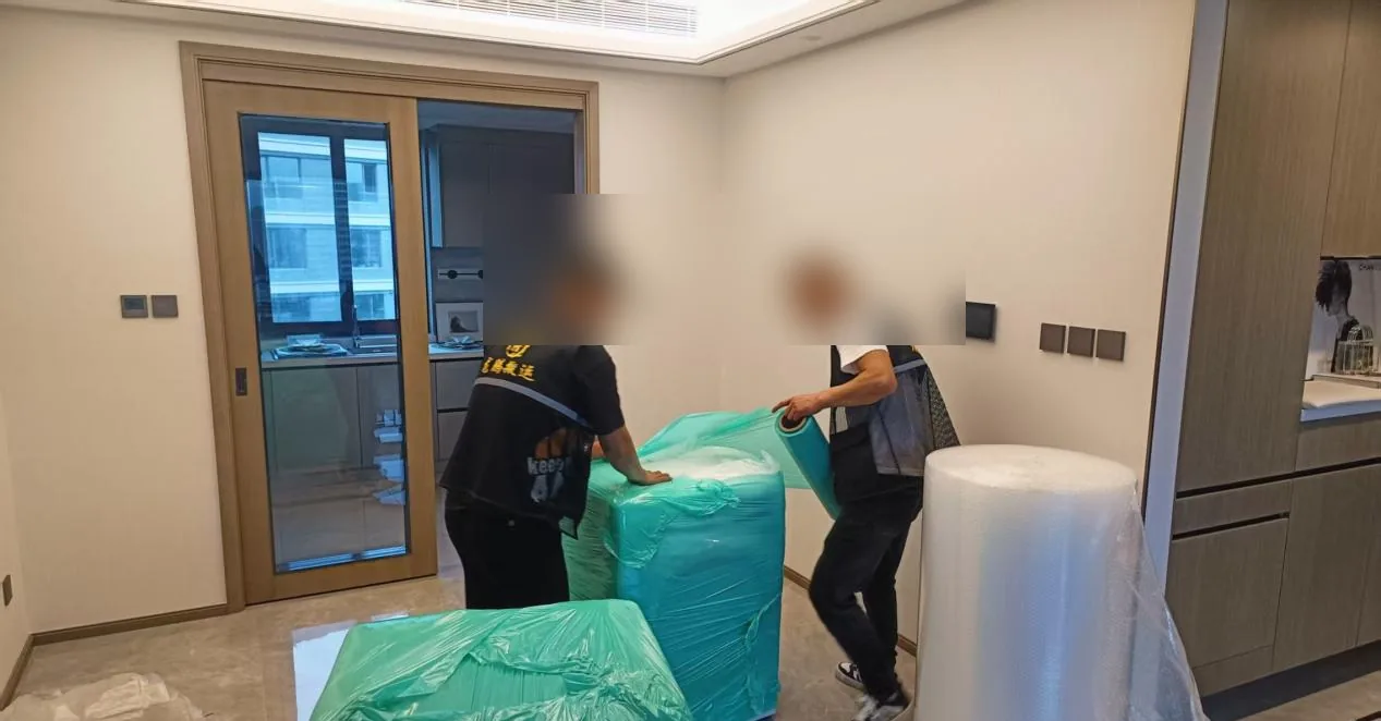 搬运人员为家具缠绕缠绕膜防护