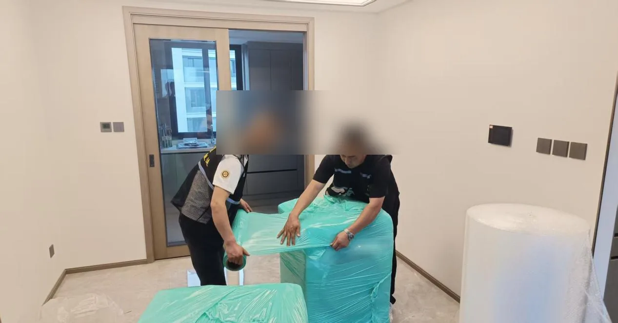 居民搬家前的家具打包作业现场