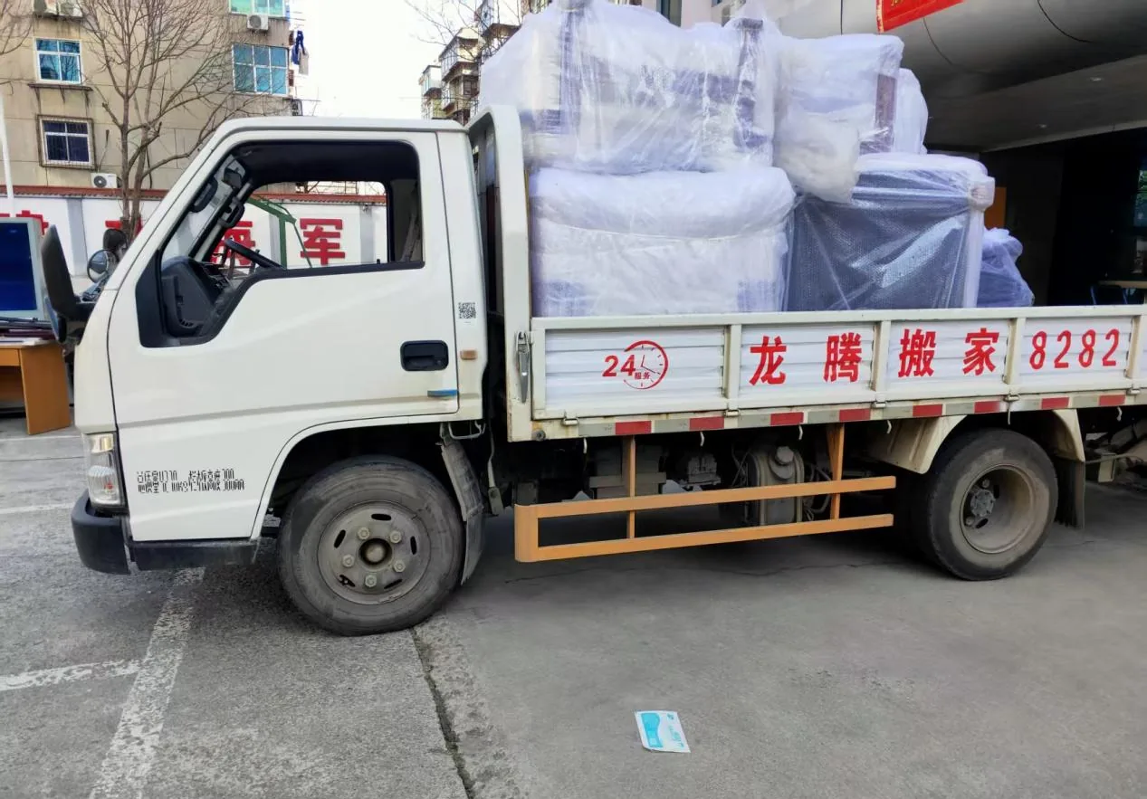 龙腾搬家品牌厢式货车与车身服务广告
