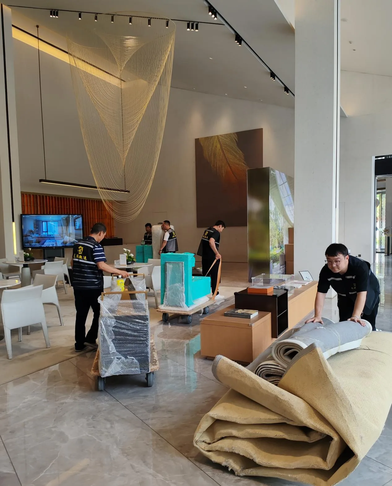 打包服务现场，物品使用气泡膜与缠绕膜防护