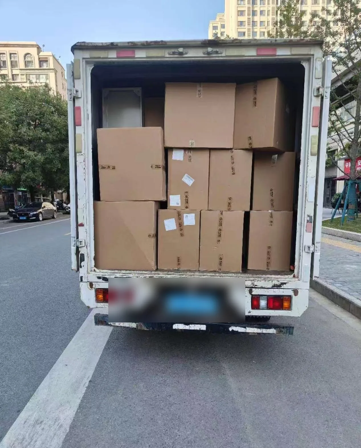 厢式货车满载打包纸箱准备发车