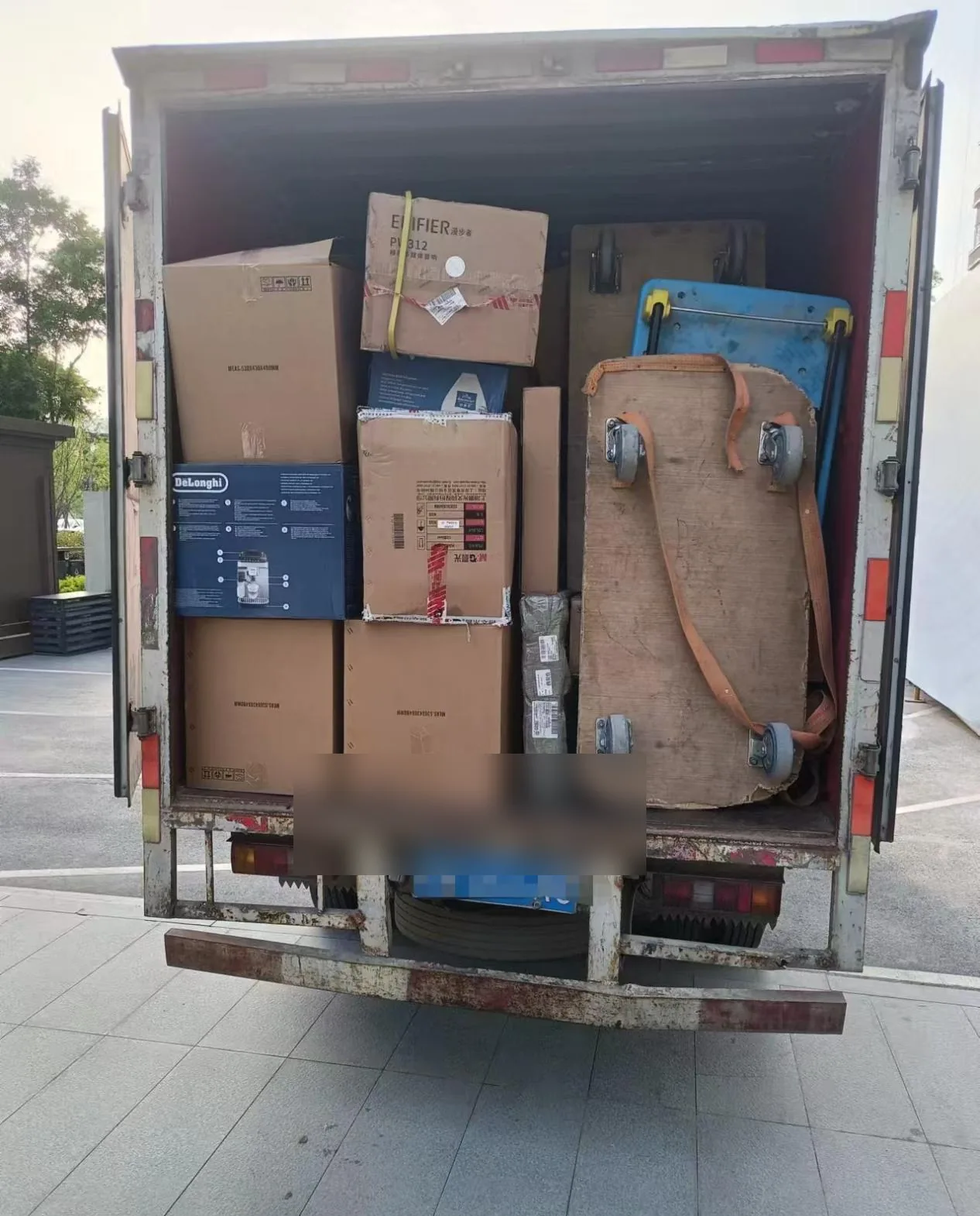 厢式货车满载打包完成的物品