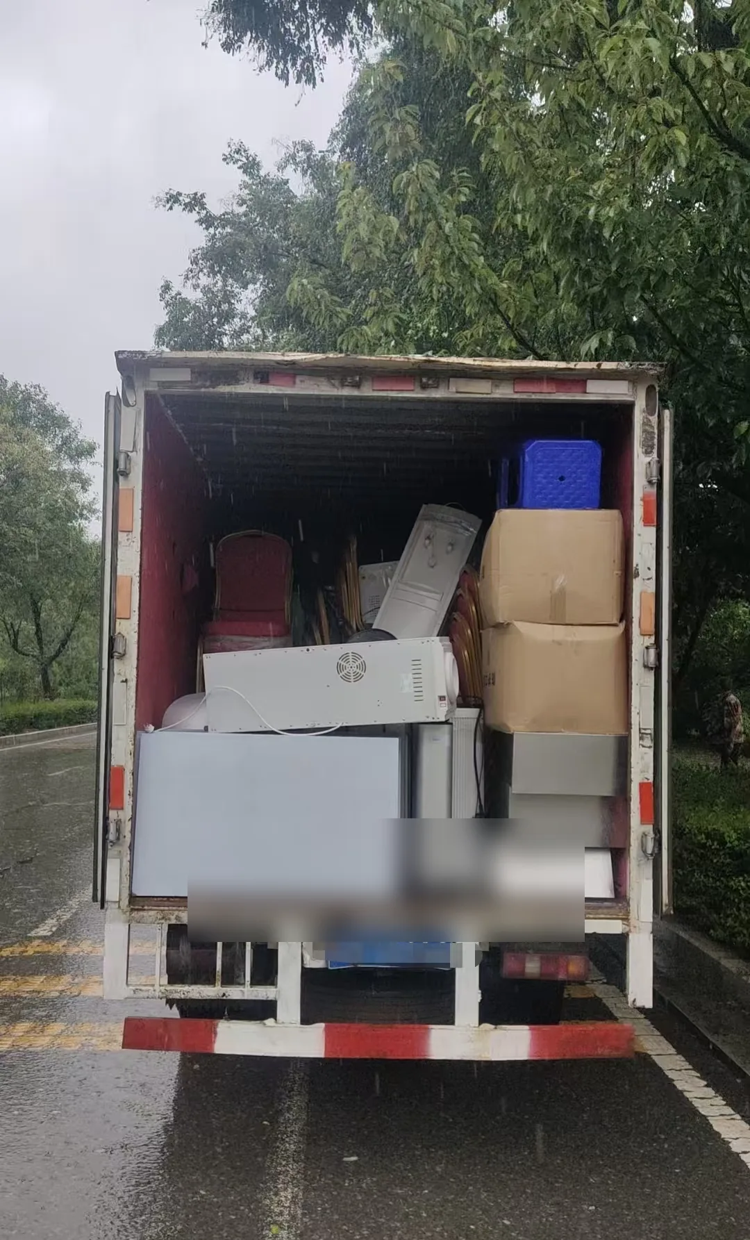 雨天满载搬家物品的厢式货车